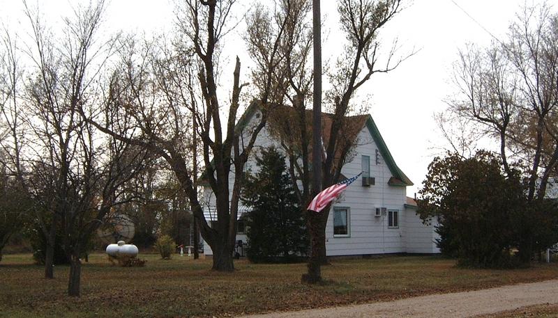 2000/10(October)/SD_Scott_Reunion/800x600_2000-10-23-2-Fresh-Painted-Farm-House.JPG