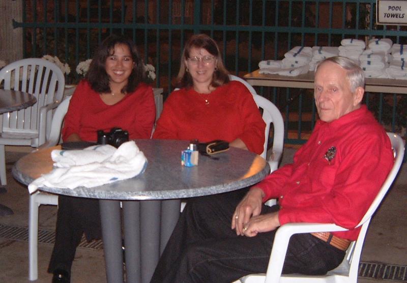 2000/10(October)/SD_Scott_Reunion/800x600_2000-10-26-23-Holidome.JPG
