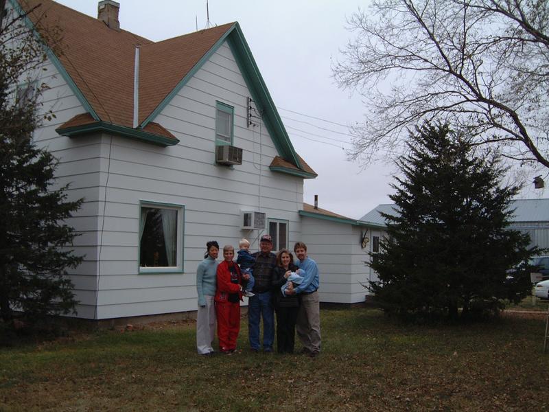 2000/10(October)/SD_Scott_Reunion/800x600_2000-10-27-25-Scott-Farm-Marcis-Family.JPG