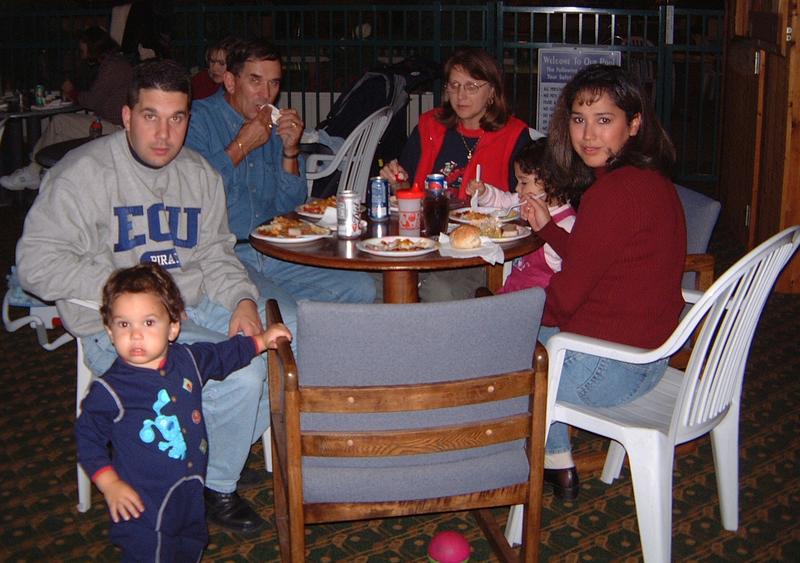 2000/10(October)/SD_Scott_Reunion/800x600_2000-10-27-52-Holidome-Todds-Family.JPG