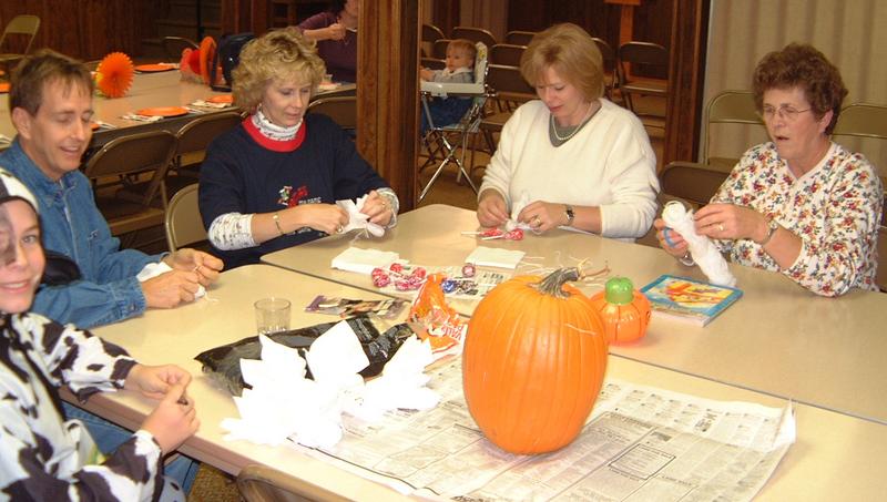 2000/10(October)/SD_Scott_Reunion/800x600_2000-10-28-15-Church-Basement-Costume-Party-Making-Ghosts.JPG