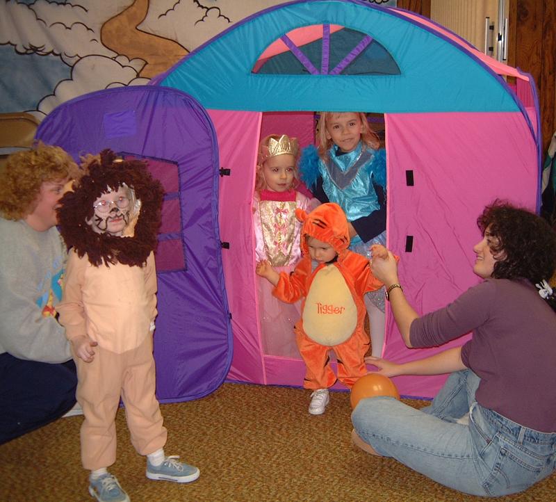 2000/10(October)/SD_Scott_Reunion/800x600_2000-10-28-23-Church-Basement-Costume-Party-Gabrielle-Onna-Brooke-Chance.JPG