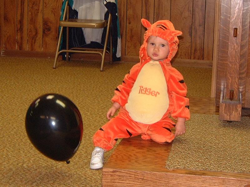 2000/10(October)/SD_Scott_Reunion/800x600_2000-10-28-30-Church-Basement-Costume-Party.JPG