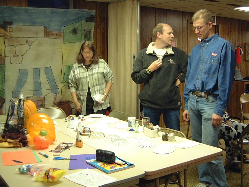 2000/10(October)/SD_Scott_Reunion/800x600_2000-10-28-39-Church-Basement-Julie-Dan-Travis.JPG