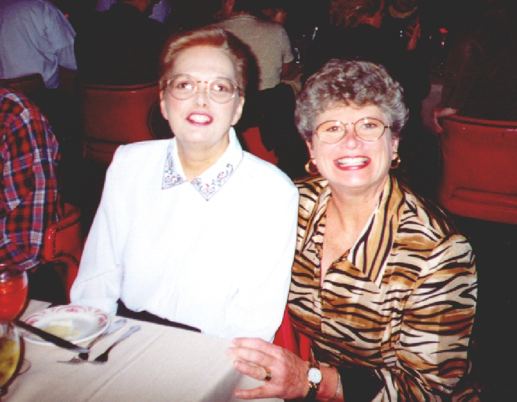 2000/12(December)/Family_Christmas_Fun/1024x768_2000-12-10-MaryG-SueH.jpg