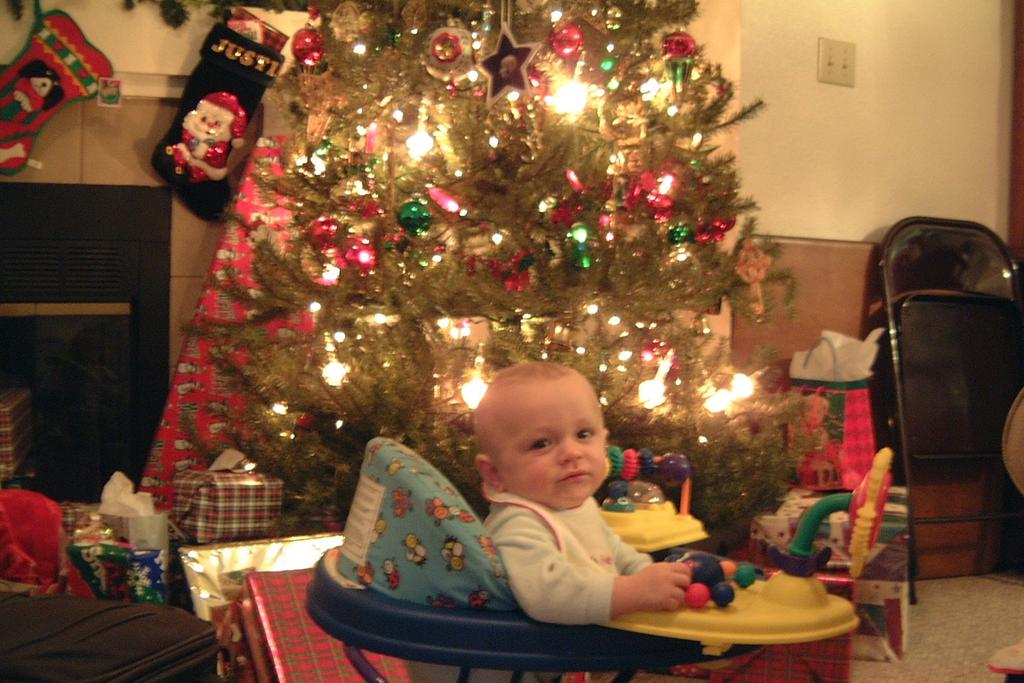 2000/12(December)/Family_Christmas_Fun/1024x768_2000-12-21-06_Vale_ready_to_open_gifts.JPG