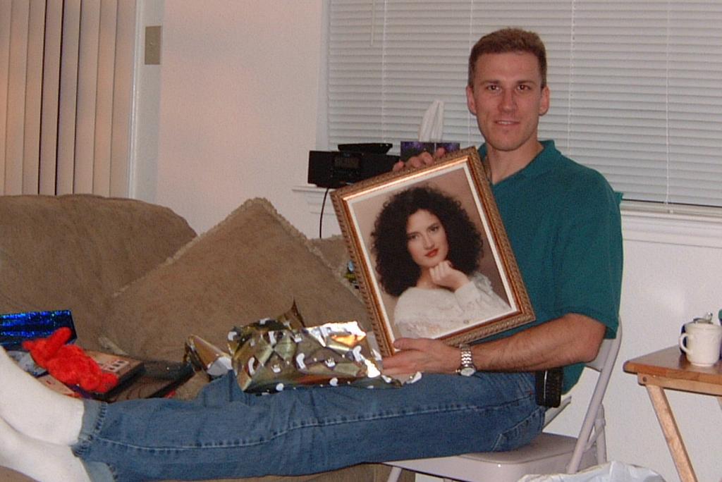 2000/12(December)/Family_Christmas_Fun/1024x768_2000-12-21-17_Travis_gets_framed_picture.JPG