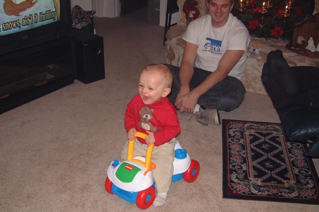 2000/12(December)/Family_Christmas_Fun/1024x768_2000-12-24-03_Vale_New_Tyke_Bike.JPG
