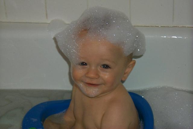 2000/12(December)/Family_Christmas_Fun/640x480_2000-12-02_Vale-Bubbles.JPG