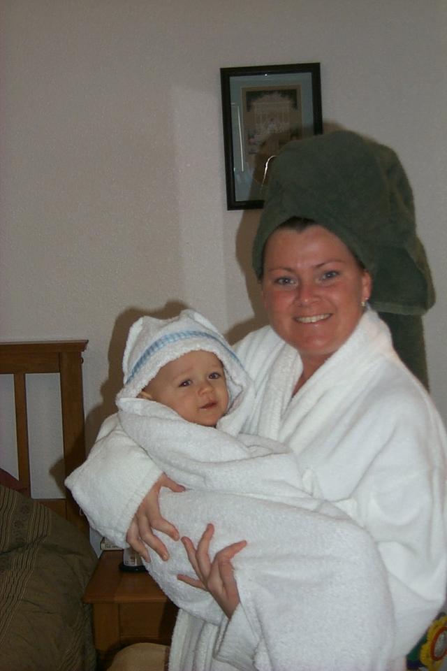 2000/12(December)/Family_Christmas_Fun/640x480_2000-12-02_Vale-Katie-After-Bath.JPG
