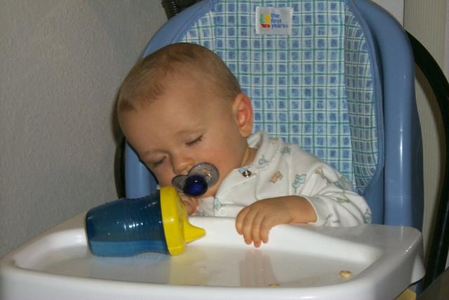 2000/12(December)/Family_Christmas_Fun/640x480_2000-12-05_Vale-Sleeping_in-HighChair.JPG