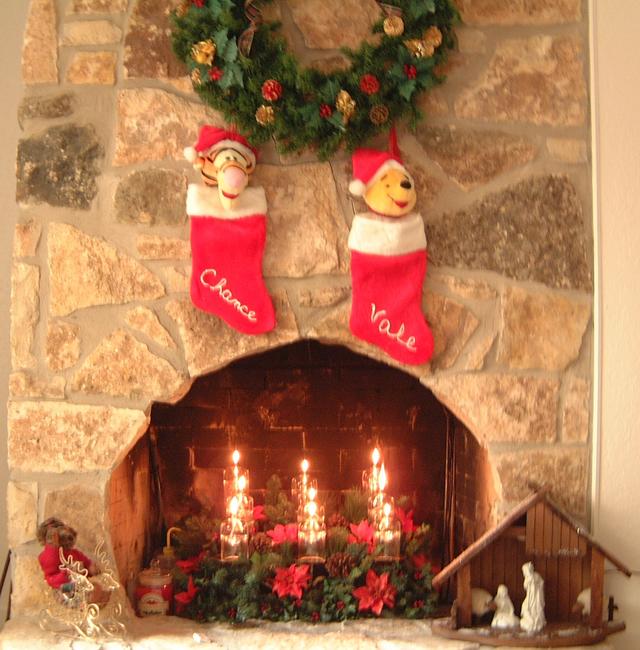 2000/12(December)/Family_Christmas_Fun/640x480_2000-12-18_fireplace2.jpg