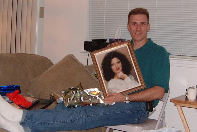 2000/12(December)/Family_Christmas_Fun/640x480_2000-12-21-17_Travis_gets_framed_picture.JPG