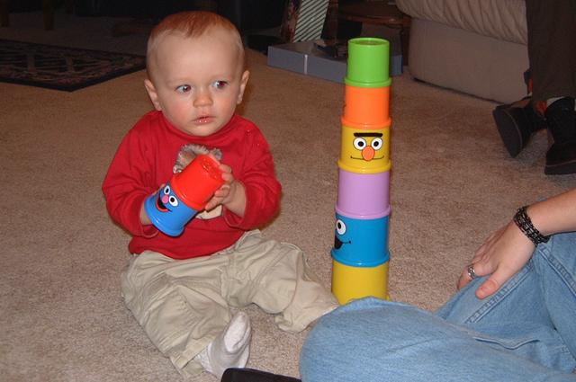2000/12(December)/Family_Christmas_Fun/640x480_2000-12-24-08_New_Cups.JPG