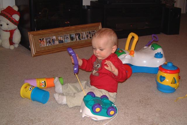 2000/12(December)/Family_Christmas_Fun/640x480_2000-12-24-14_telephone.JPG