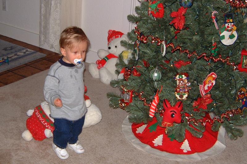 2000/12(December)/Family_Christmas_Fun/800x600_2000-11-30_Chance-XmasTree.JPG