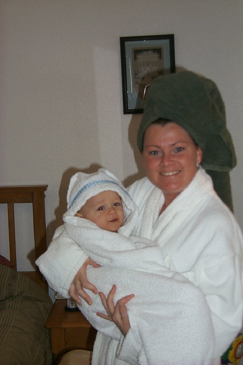 2000/12(December)/Family_Christmas_Fun/800x600_2000-12-02_Vale-Katie-After-Bath.JPG
