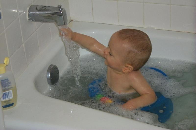 2000/12(December)/Family_Christmas_Fun/800x600_2000-12-02_Vale-Tub.JPG
