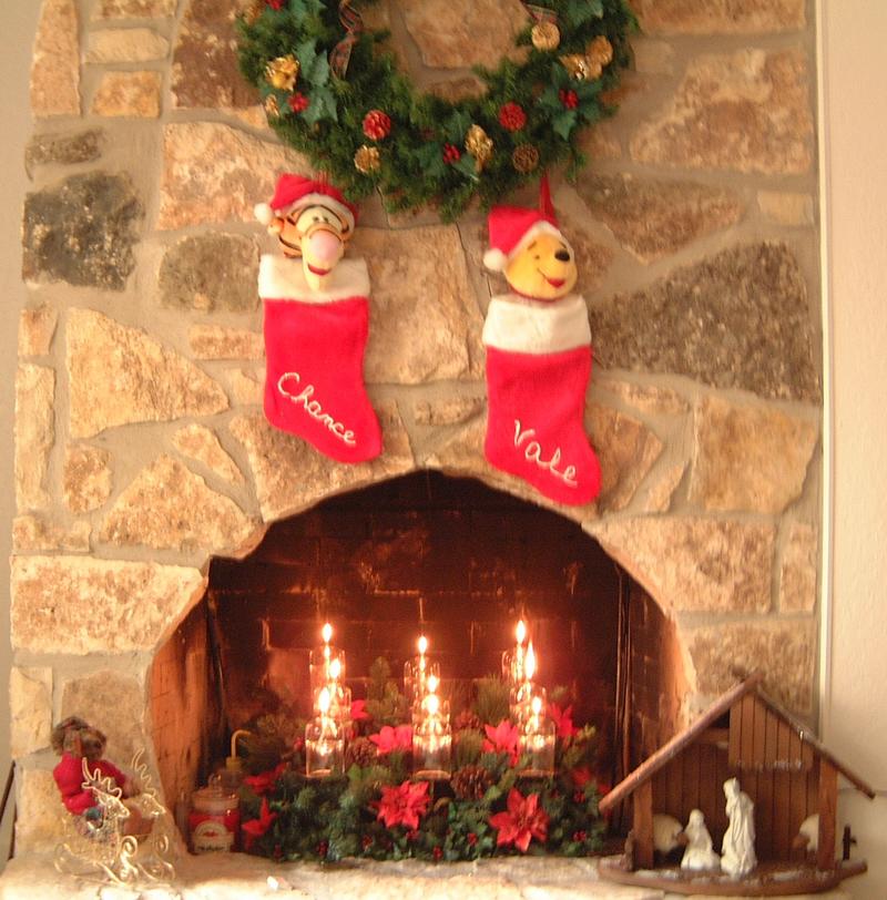 2000/12(December)/Family_Christmas_Fun/800x600_2000-12-18_fireplace2.jpg