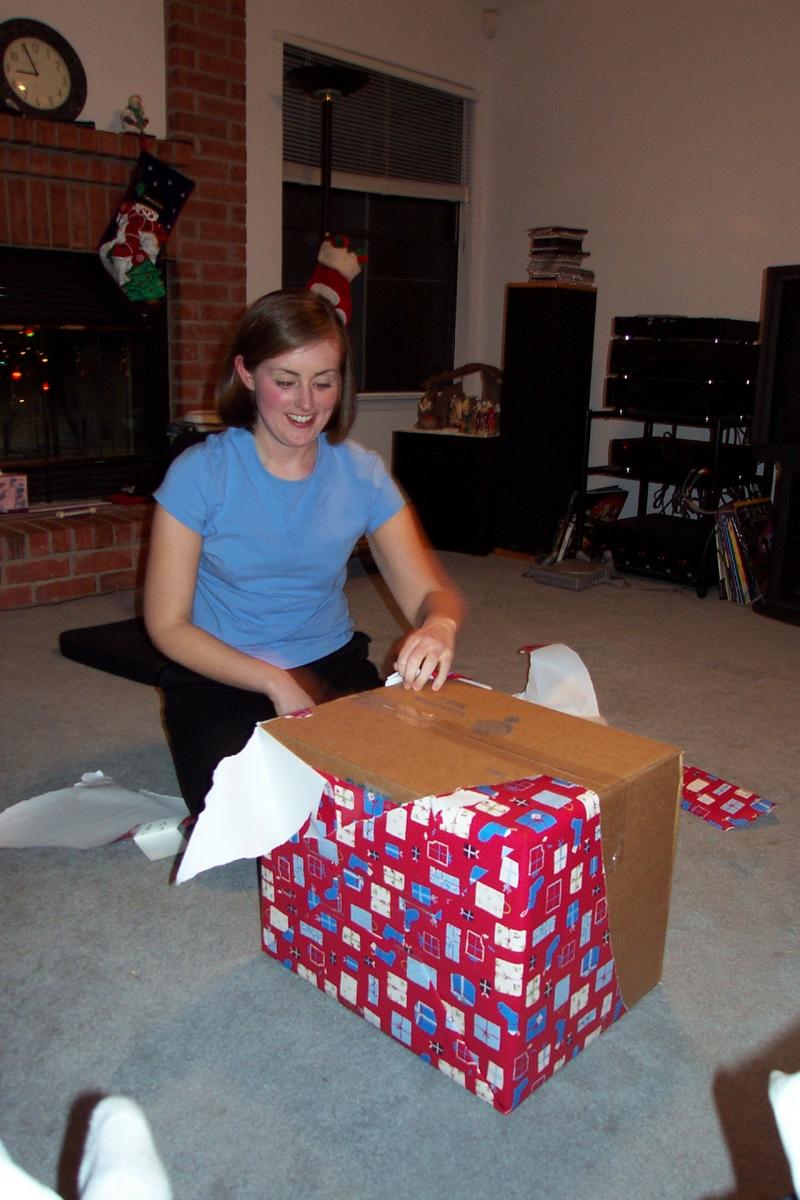 2000/12(December)/Family_Christmas_Fun/800x600_2000-12-20_Heather_opening_gift_from_Josh.jpg