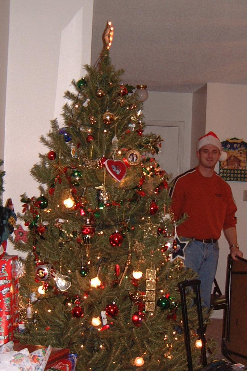 2000/12(December)/Family_Christmas_Fun/800x600_2000-12-21-05_Justin_playing_Santa.JPG