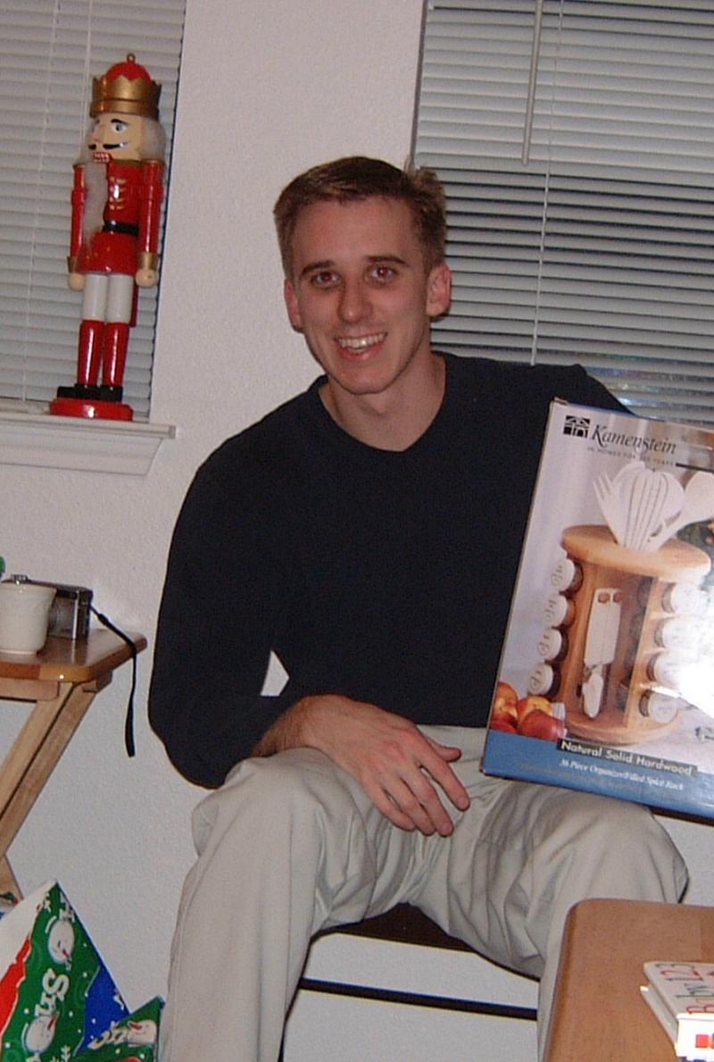 2000/12(December)/Family_Christmas_Fun/800x600_2000-12-21-18_Josh_gets_spice_rack.JPG