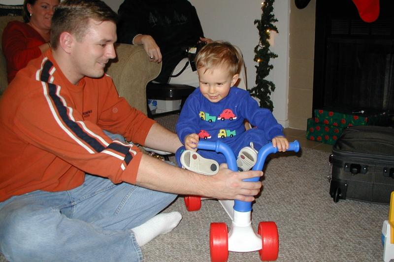 2000/12(December)/Family_Christmas_Fun/800x600_2000-12-21-22_Uncle_Justin_shows_Vale.jpg
