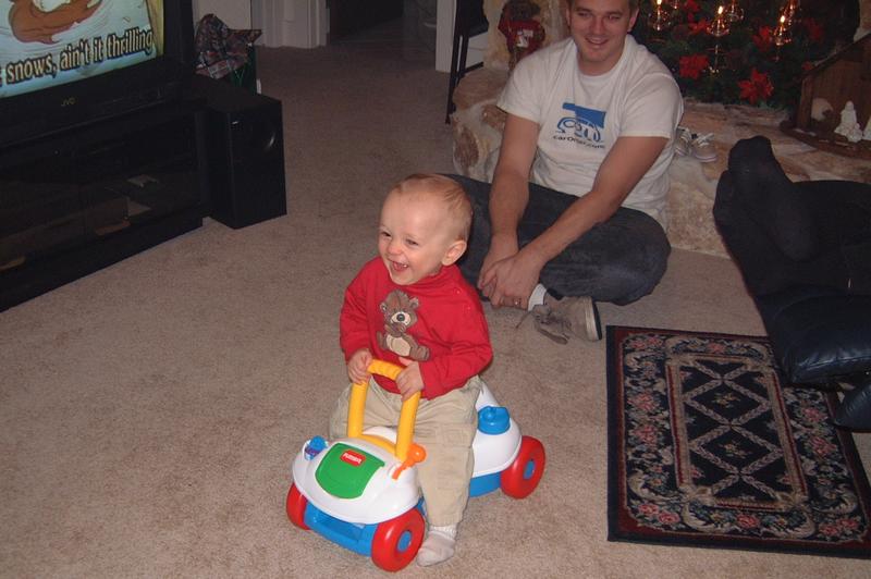 2000/12(December)/Family_Christmas_Fun/800x600_2000-12-24-03_Vale_New_Tyke_Bike.JPG
