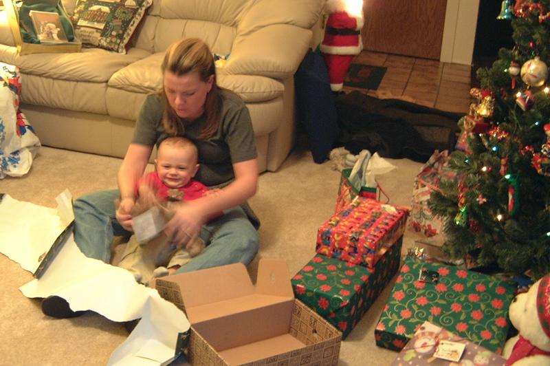 2000/12(December)/Family_Christmas_Fun/800x600_2000-12-24-04_Opening_gifts.JPG