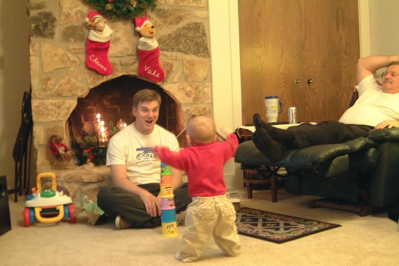 2000/12(December)/Family_Christmas_Fun/800x600_2000-12-24-06_Vale_Walking.JPG