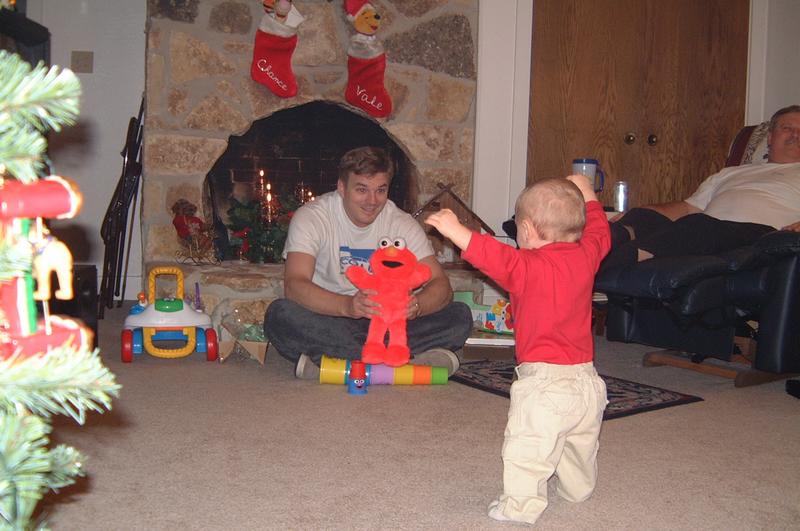 2000/12(December)/Family_Christmas_Fun/800x600_2000-12-24-09_More_walking.JPG