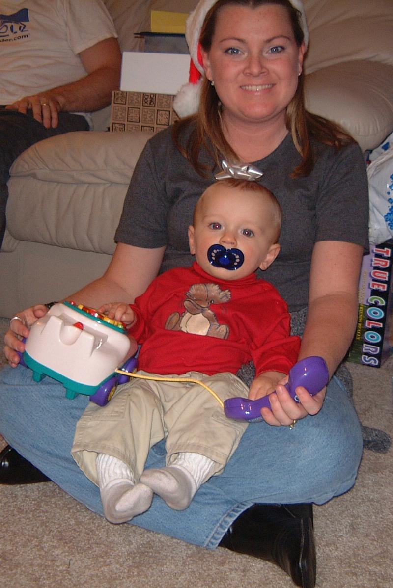 2000/12(December)/Family_Christmas_Fun/800x600_2000-12-24-13_Vale_&_Mom.JPG
