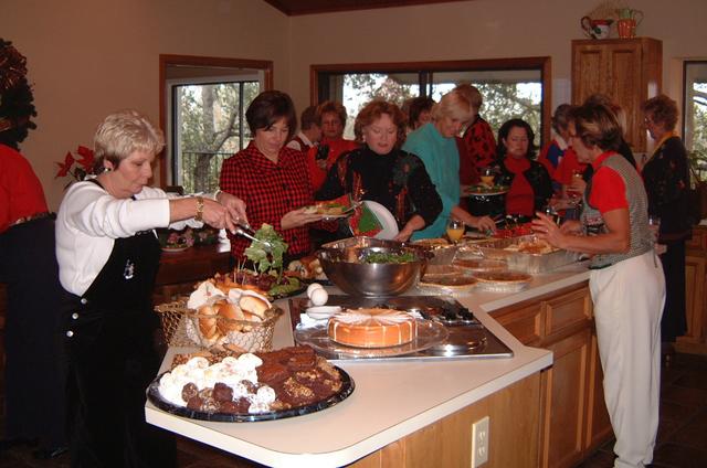 2000/12(December)/Lost_Creek_LGA_Christmas_Luncheon/640x480_2000-12-09-105940AA.JPG