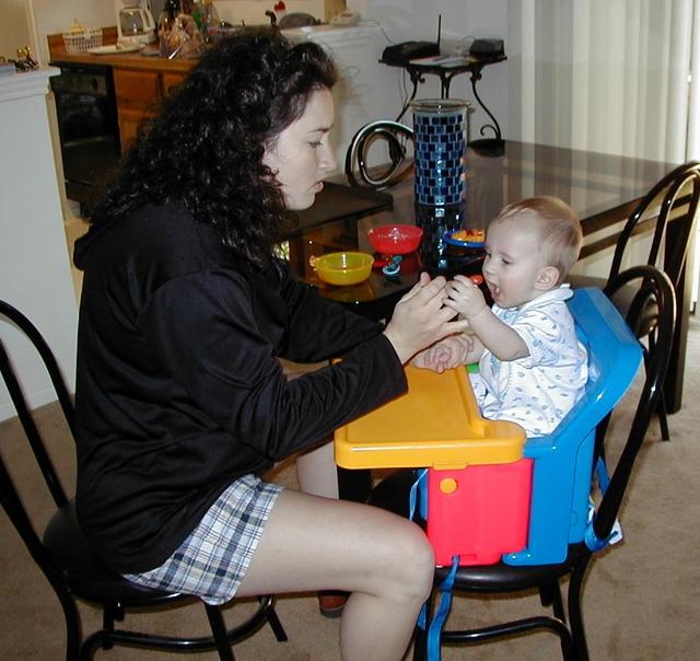 2000/GRANDMAS_FAVORITES/640x480_2000-04-09-Suzi-Chance-eating-1.jpg