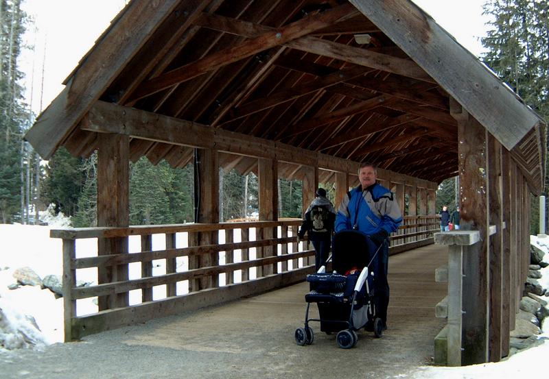 2001/02(February)/2(Whistler_Family_Ski_Trip)/800x600_2001-02-16-1-Strolling-to-shopping.JPG