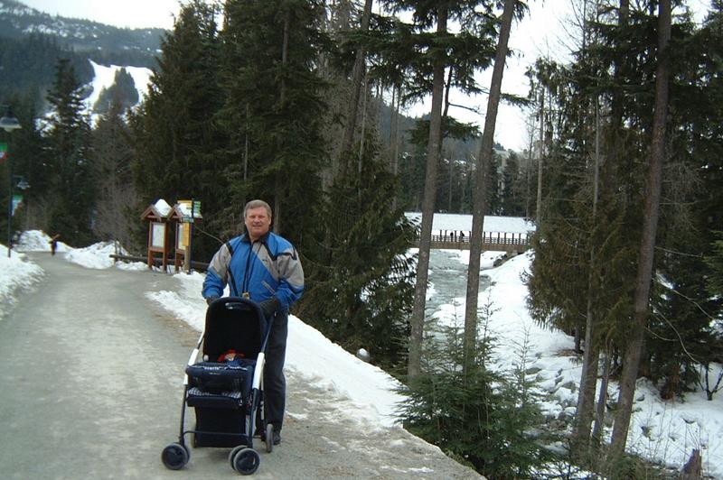 2001/02(February)/2(Whistler_Family_Ski_Trip)/800x600_2001-02-16-2-Below-Zero-Walk.JPG