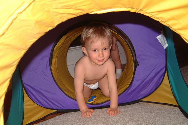 2001/02(February)/4(Chance_Vale_Visit)/2001-02-27-1-fun-in-the-playhut.JPG