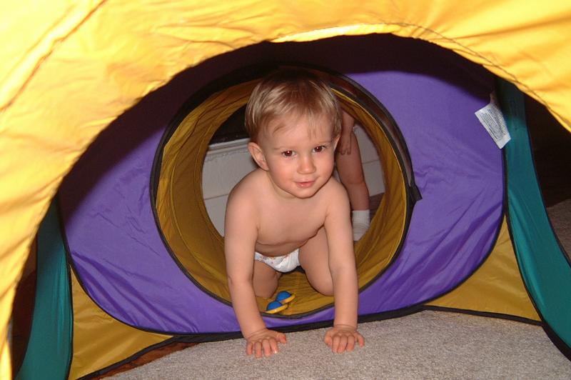 2001/02(February)/4(Chance_Vale_Visit)/2001-02-27-1-fun-in-the-playhut.JPG