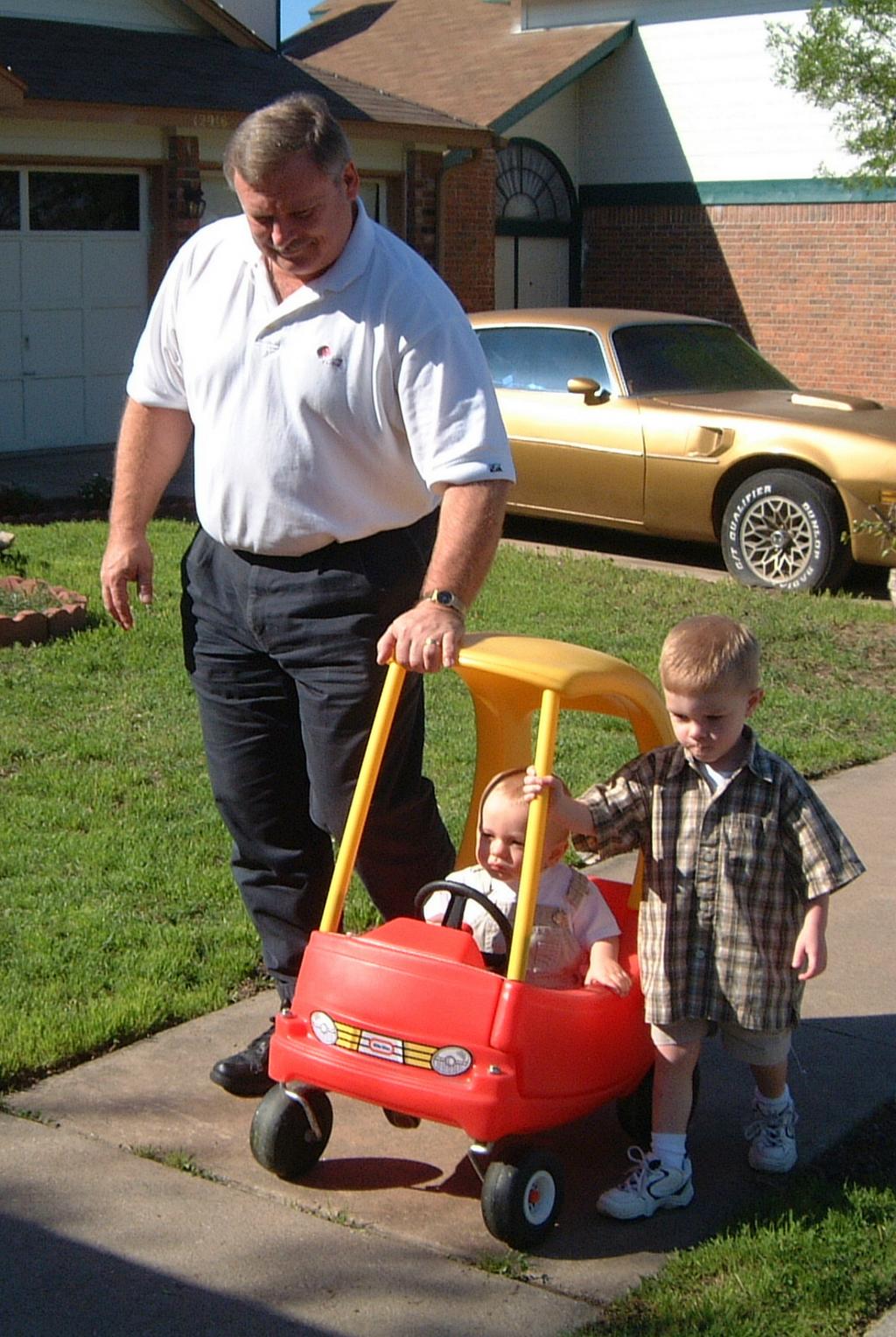 2001/03(March)/Vales_First_Birthday/2001-03-04-10-Vale-Parker-Grampa.JPG
