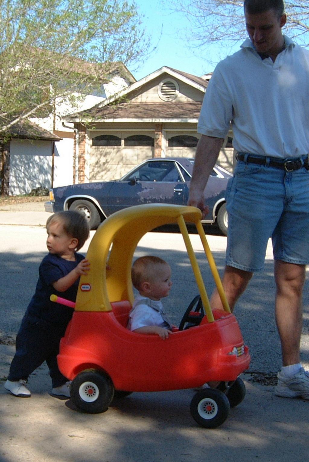 2001/03(March)/Vales_First_Birthday/1024x768_2001-03-04-11-Ride-in-Parkers-car.JPG