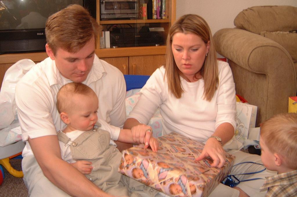2001/03(March)/Vales_First_Birthday/1024x768_2001-03-04-15-Daddy-came-to-help.JPG