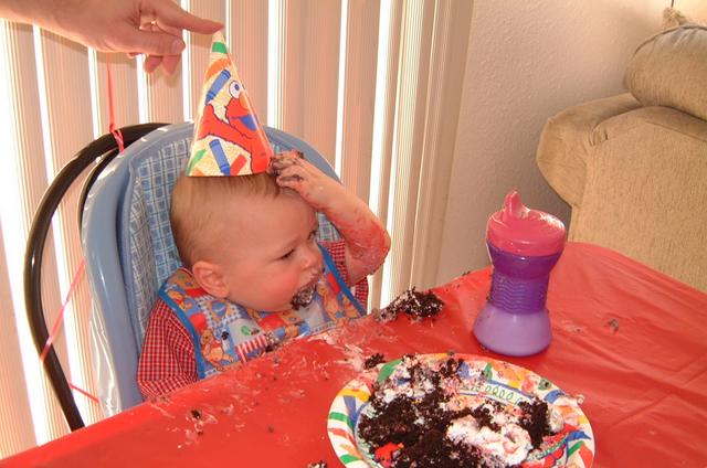 2001/03(March)/Vales_First_Birthday/640x480_2001-03-04-20-Take-the-hat-off.JPG