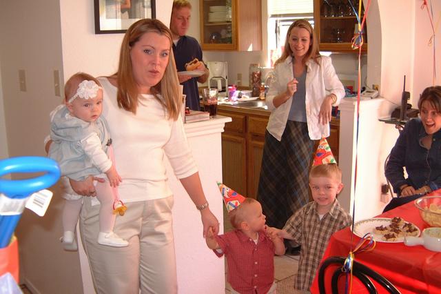 2001/03(March)/Vales_First_Birthday/640x480_2001-03-04-29-party-time.JPG