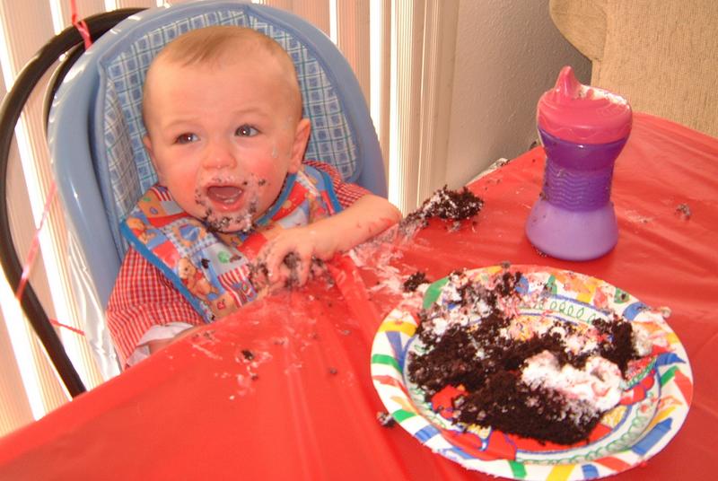 2001/03(March)/Vales_First_Birthday/800x600_2001-03-04-21-It-feels-good-and-squishy.JPG