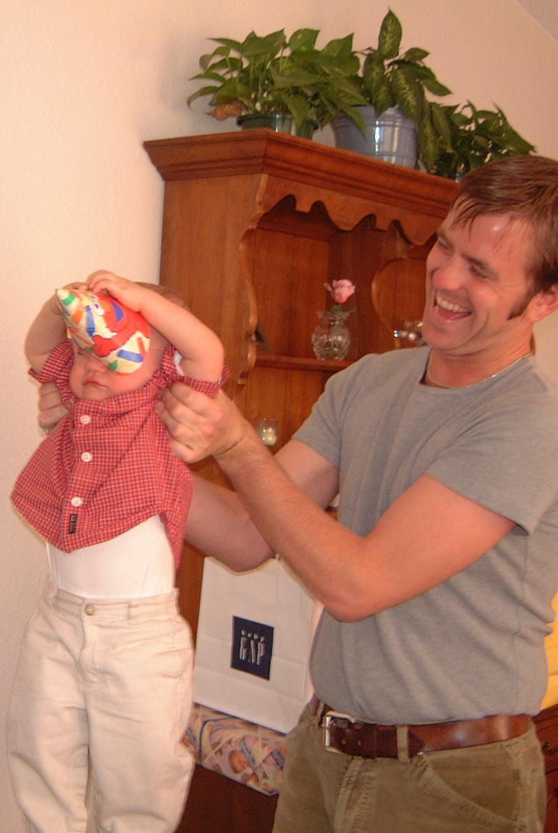 2001/03(March)/Vales_First_Birthday/800x600_2001-03-04-27-Get-this-hat-off-me.JPG