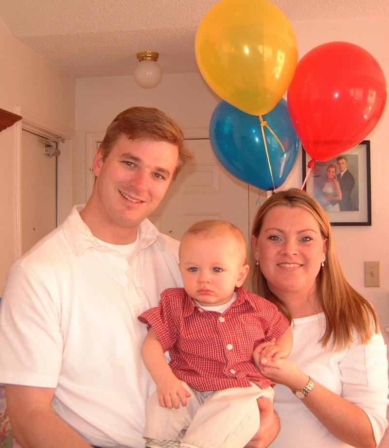 2001/03(March)/Vales_First_Birthday/800x600_2001-03-04-30-Birthday-Family.JPG