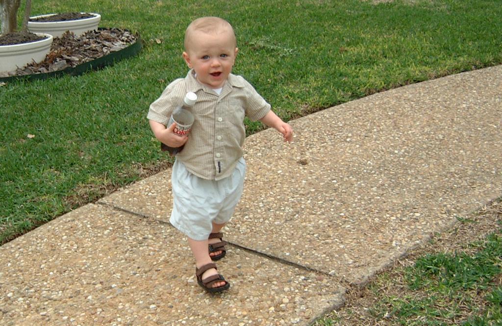 2001/04(April)/2(Bluebonnets_and_Easter_Bunny)/1024x768_2001-04-04-28-Vale-Home-from-Walk.JPG