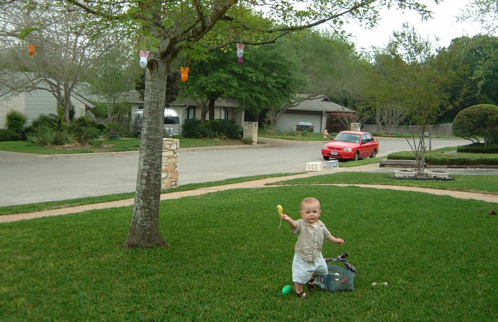 2001/04(April)/2(Bluebonnets_and_Easter_Bunny)/1024x768_2001-04-04-29-Vale-Hanging-Easter-Bunnies.JPG