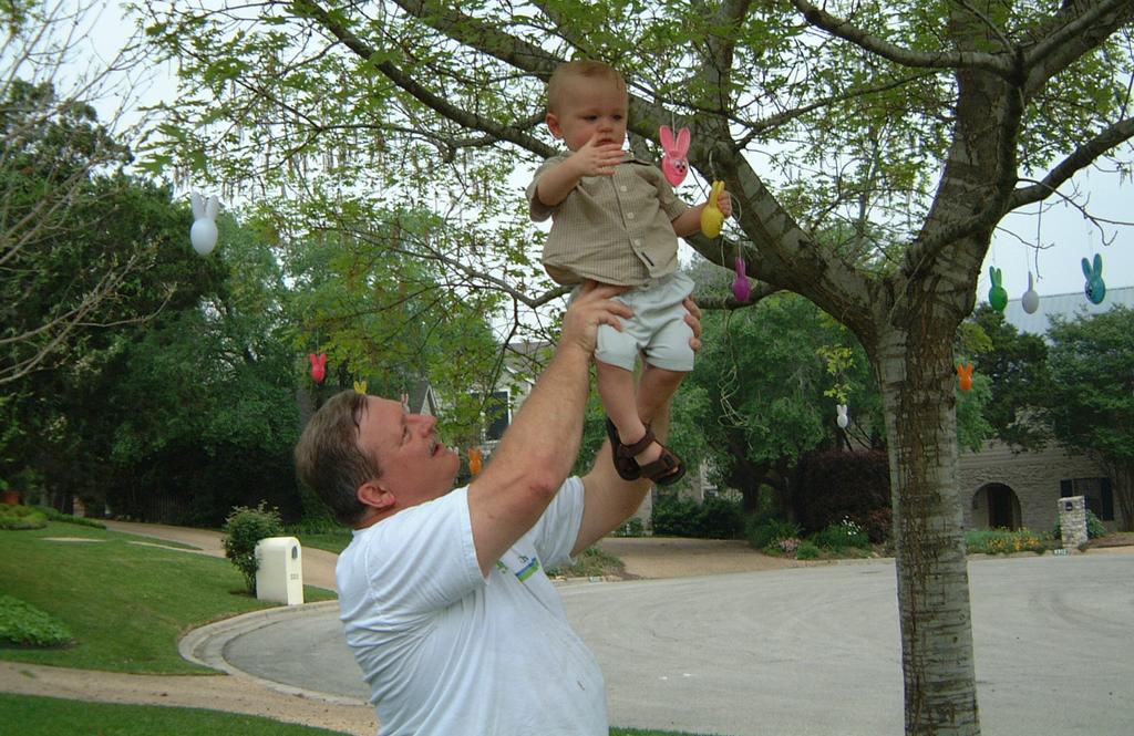 2001/04(April)/2(Bluebonnets_and_Easter_Bunny)/1024x768_2001-04-04-32-Vale-Hanging-Easter-Bunnies.JPG