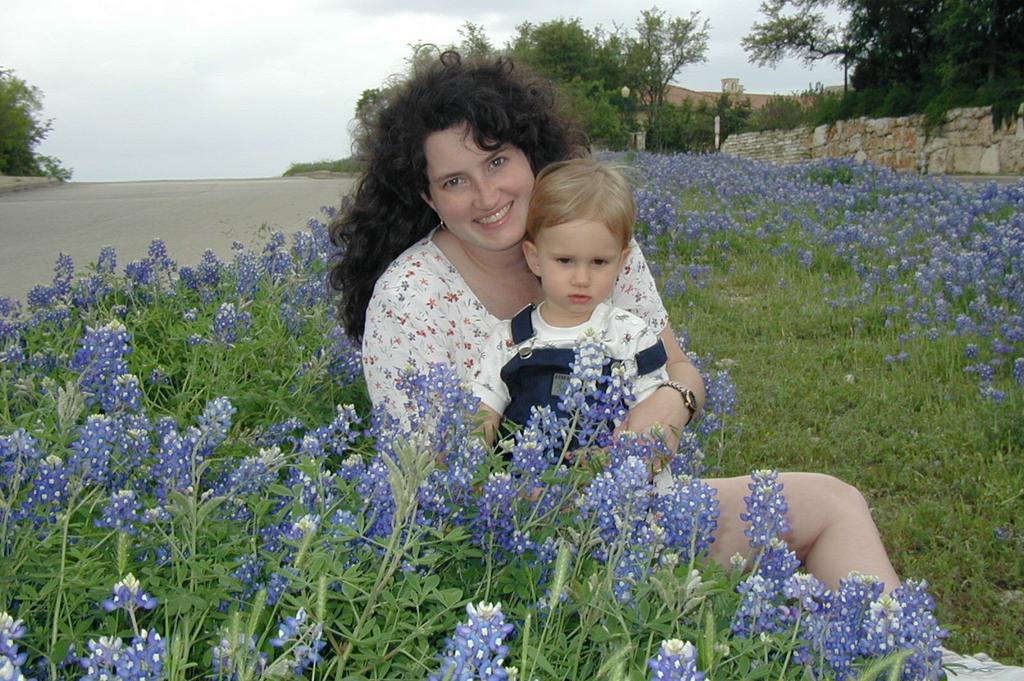 2001/04(April)/2(Bluebonnets_and_Easter_Bunny)/1024x768_2001-04-07-61-Bluebonnets-Susie-Chance.JPG